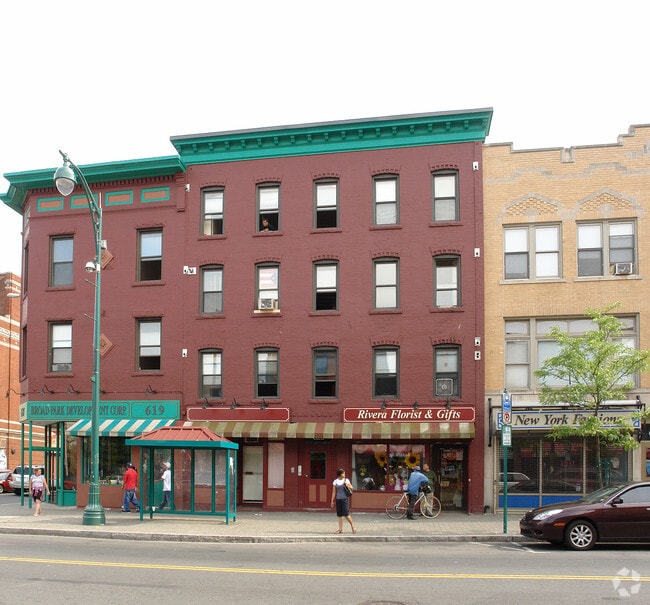 Building Photo - 617-619 Park St