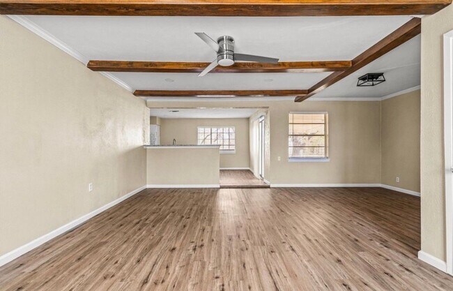 Building Photo - 2624 Woodlawn Dr