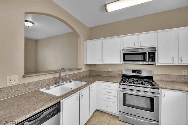 Building Photo - 1900 N Torrey Pines Dr