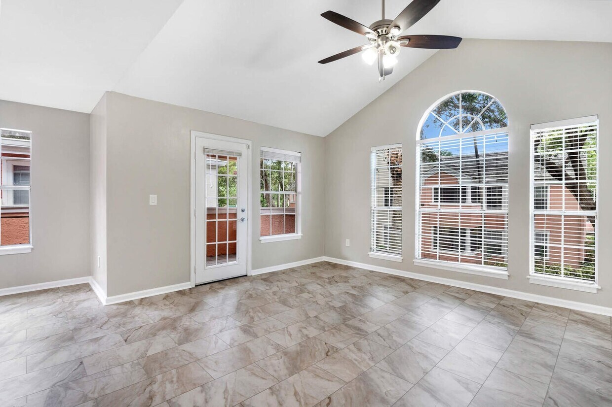 Foto principal - 1055 Crystal Way