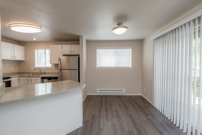 Mostrador de desayuno y área de comedor - Providence Landing