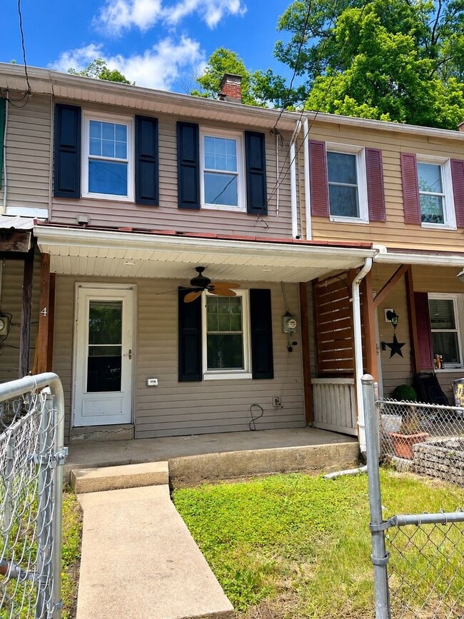 Building Photo - Private 4 Bedroom 1 Bathroom Townhome in East Hempfield Township!
