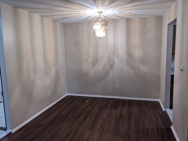 Building Photo - 561 Somerset Ln