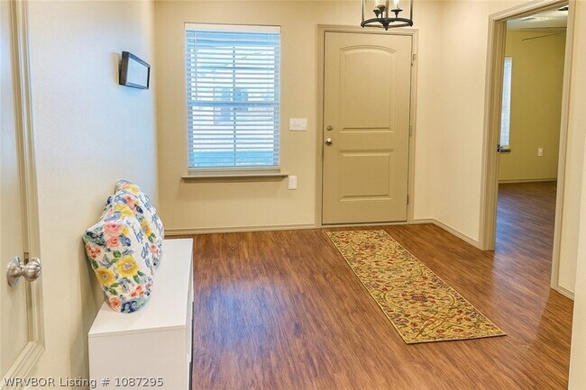 Foto del edificio - 6811 Veterans Ave