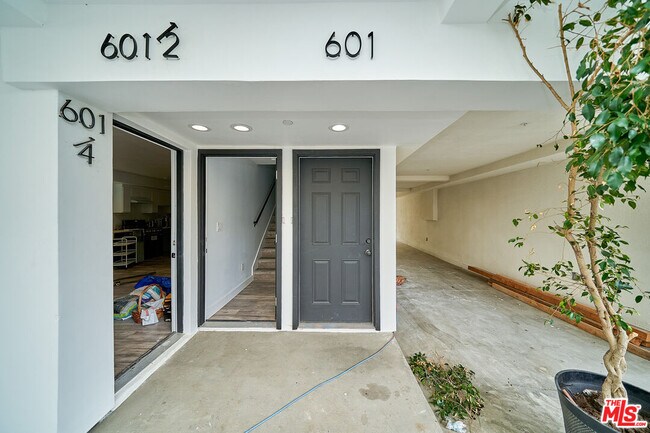 Foto del edificio - 601 1/4 W 41st Pl