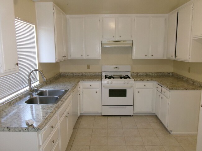 Building Photo - Clean and Ready - 3 bedrooms, 1 3/4 Bathrooms with back yard area.