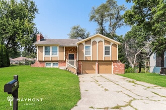 Building Photo - 700 Zay Dr