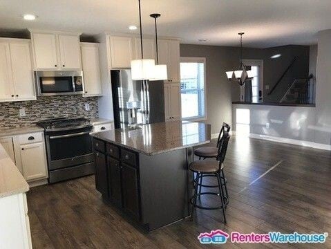 Building Photo - Available Oct 9 - Spacious End Unit 3 Bedr...