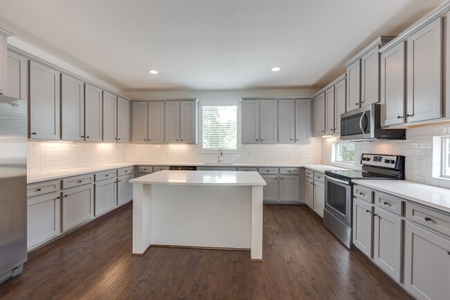 Foto del edificio - * MOVE IN SUMMER 7/23/2027 * 5 Bed 5.5 Bath Highly Requested Lubbock near Neeley Building