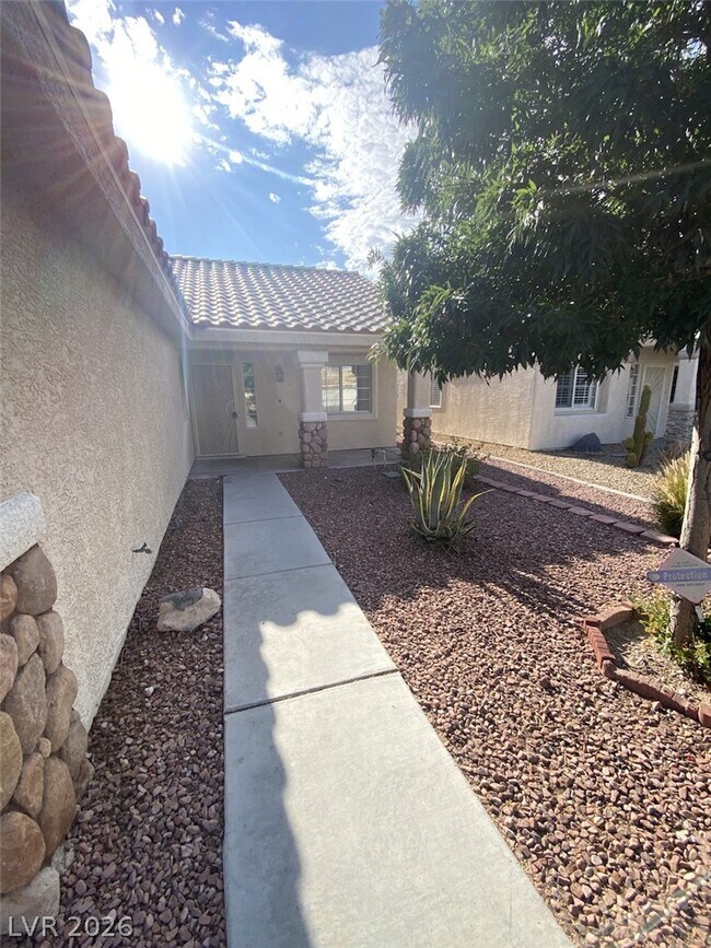 Building Photo - 3640 Yorba Linda Dr