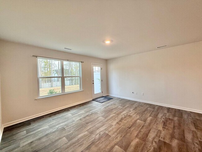 Foto del edificio - Newly Built 3BD, 2.5BA Raleigh Townhome with a Bonus Office/Den on First Floor