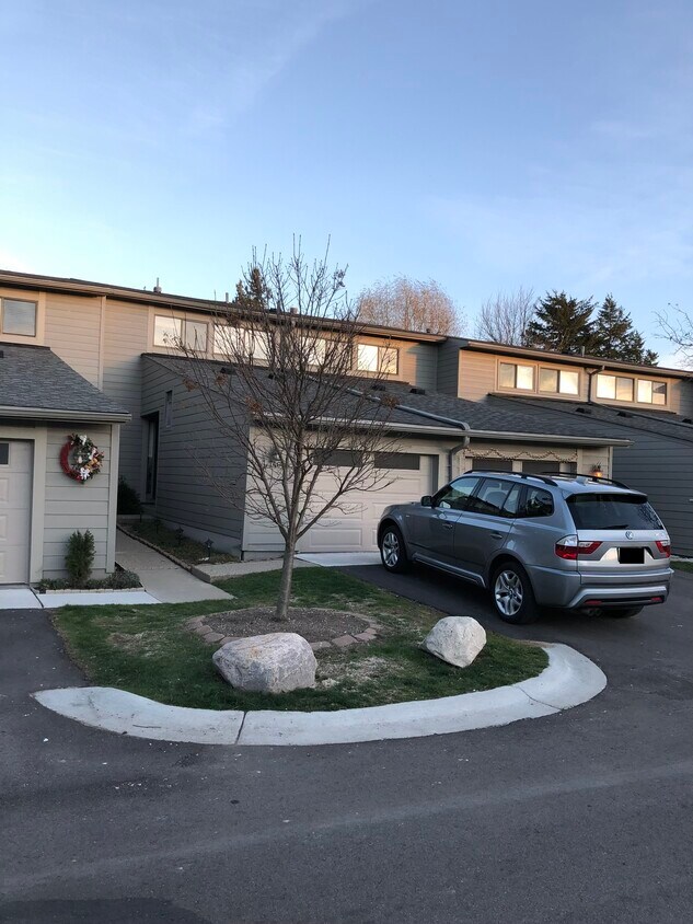 740 Peninsula Ct Unit 128, Ann Arbor, MI 48105 Condo for Rent in Ann