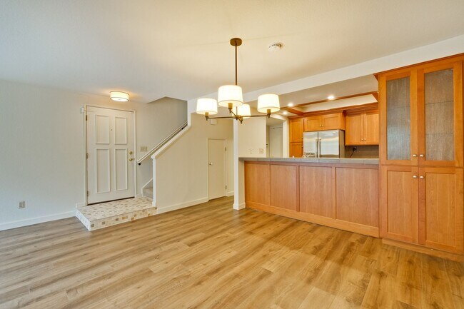 Building Photo - Desirable Hamilton Place Cottages Townhome...