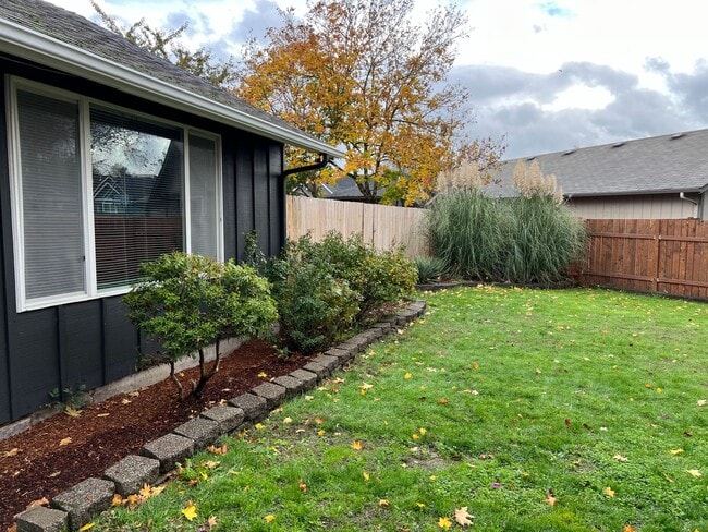 Building Photo - Beautiful 3 bedroom 2 bath house in Eugene!
