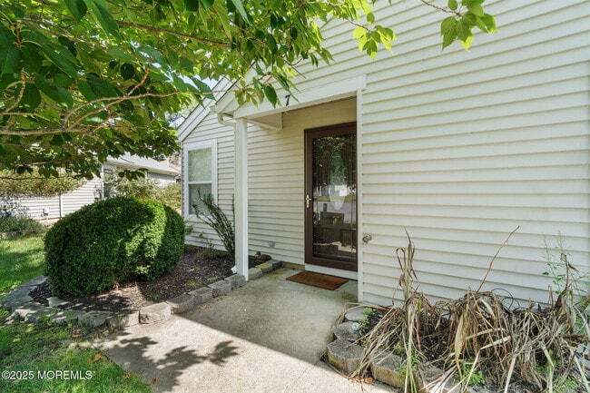 Building Photo - 7 Tamarack Ct