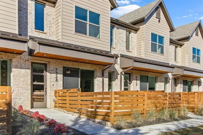 Foto del edificio - Upgraded Mira Lagos townhome with EV Charger and 2 car garage