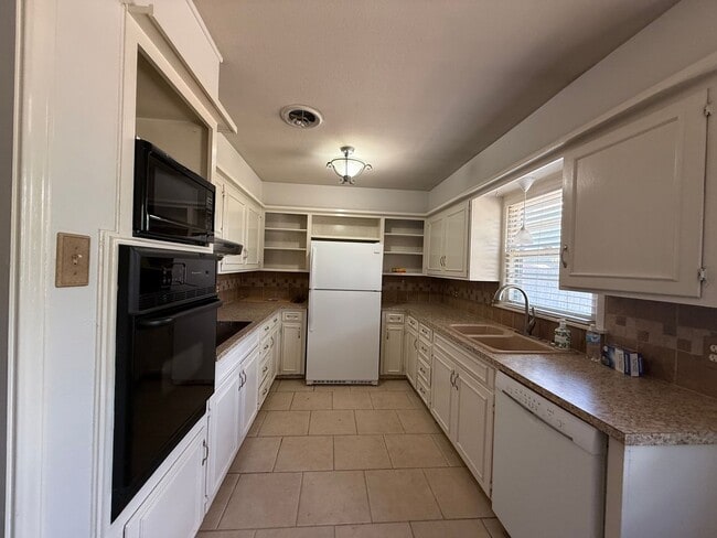 Building Photo - Available now - move-in special