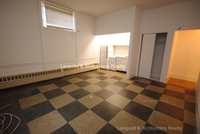 Building Photo - 1 Bd on , NO FEE