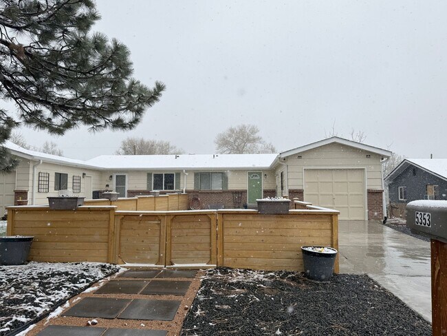 Foto del edificio - Meticulously Maintained 4-Bedroom Duplex