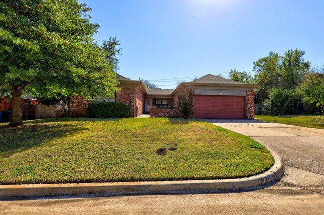 Foto del edificio - Spacious 3 bedroom, 2 bath brick, ranch ho...