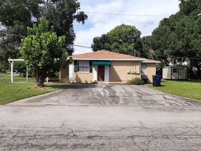 Side view with two parking pads - 803 N Gomez Ave