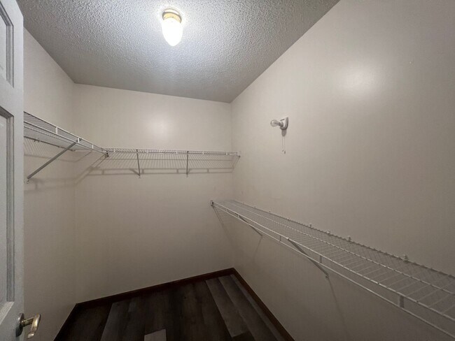 Building Photo - AVAILABLE NOW 3 BEDROOM 2 FULL BATHS PLENTY OF STORAGE.