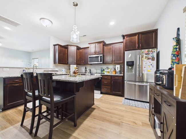 Foto del edificio - 4111 Stockbrook Dr