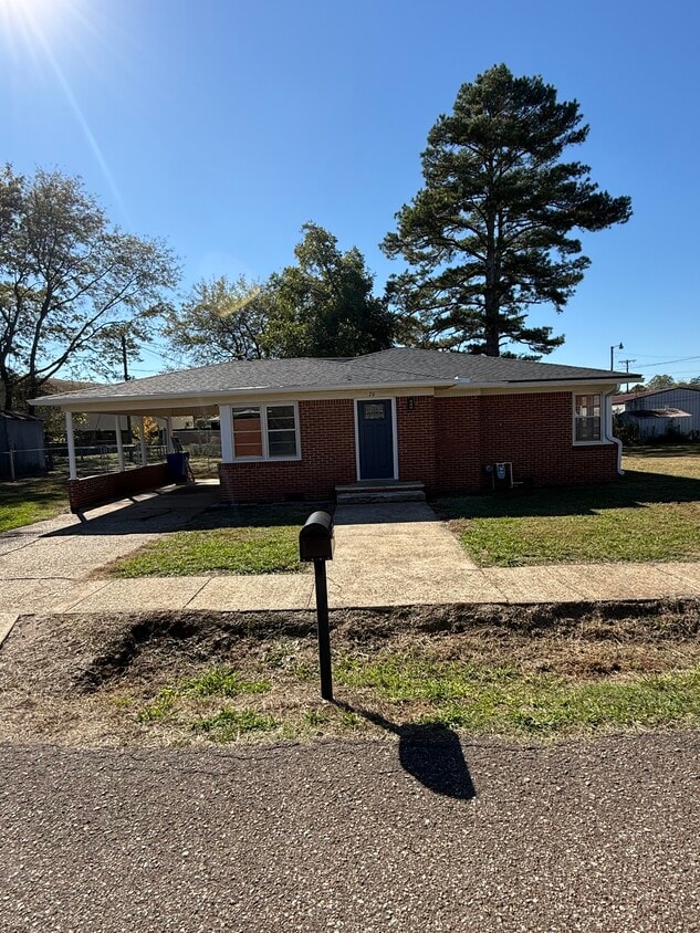Primary Photo - 3br, 1ba, brick home in the city