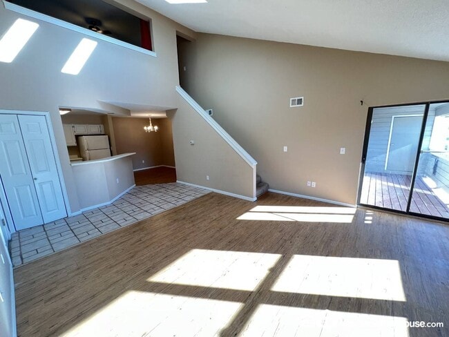 Building Photo - 12093 W Cross Dr