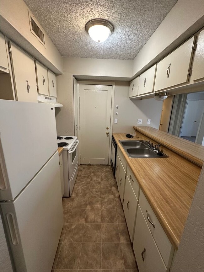 Building Photo - 2BD/2BA Condo located on the Germantown/Me...