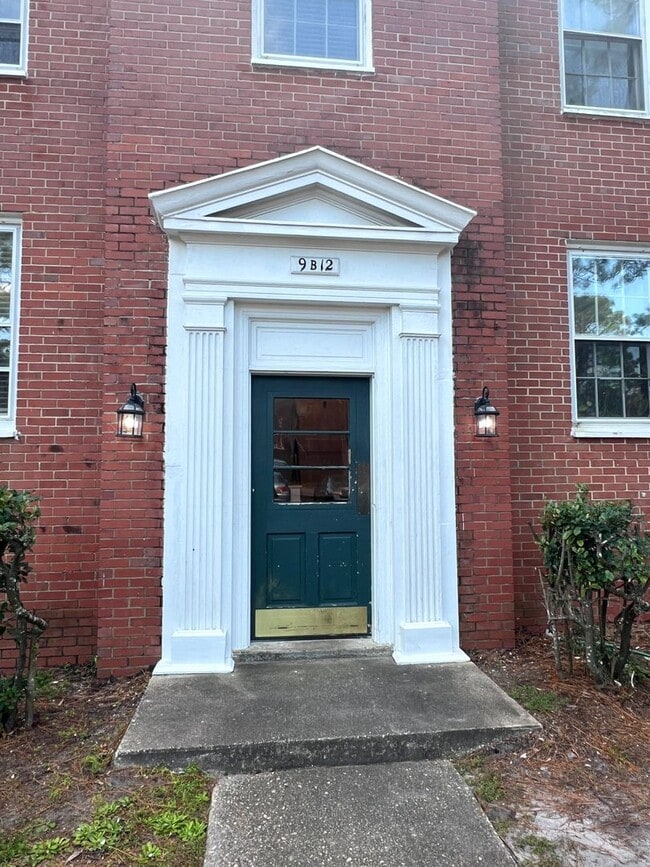 Building Photo - 2940 Oleander Dr