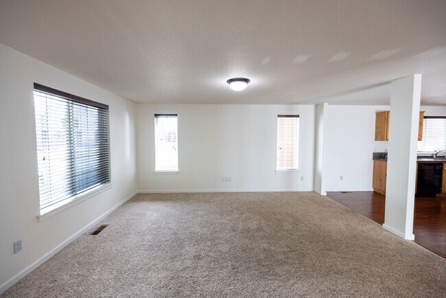 Foto del edificio - Three bedroom home one block from Battle Ground Village. - With AC