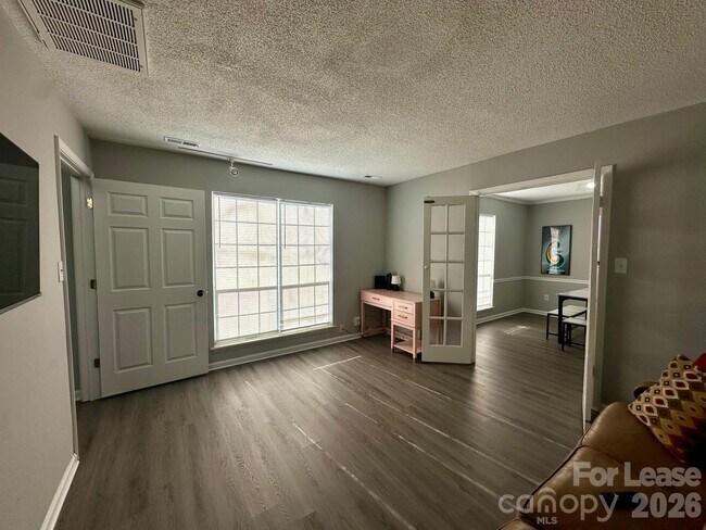 Foto del edificio - 9501 Pondside Ln