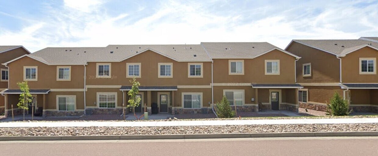 Foto principal - Three Bedroom Three Bath Townhome