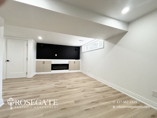 Photo du bâtiment - Spacious 3-Bedroom Basement Apartment with In-Unit Laundry – Hamilton