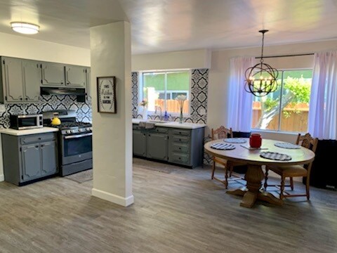 Kitchen /dining room - 915 Burrell St