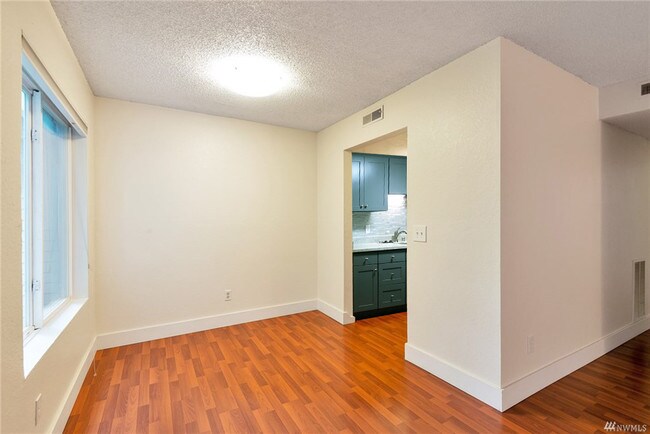 Building Photo - 14012 Juanita Dr NE