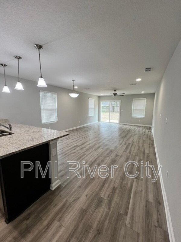 Foto del edificio - 7036 Loves Dr