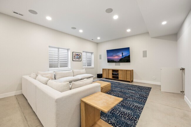 Foto del edificio - 702 Delechant Dr