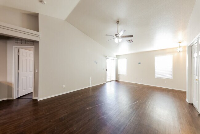 Foto del edificio - 12738 W Redfield Rd