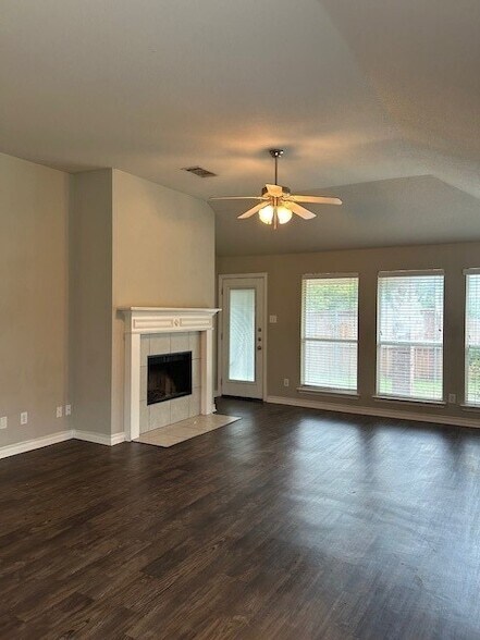Building Photo - 1136 Edgewater Dr