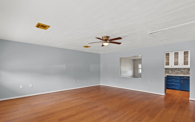 Building Photo - Great 3 Bedroom close to the Beach!