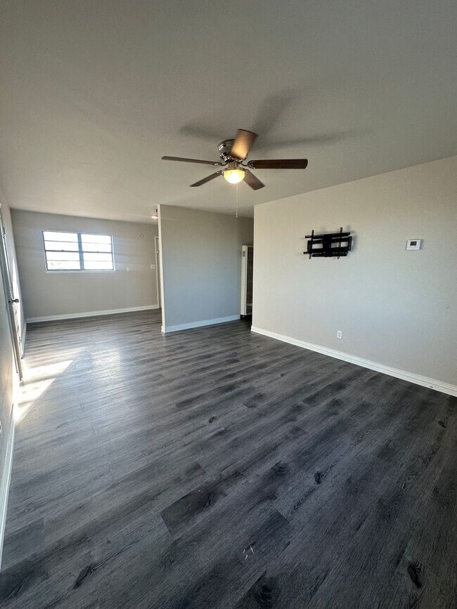 Building Photo - 3 Bedroom Home!