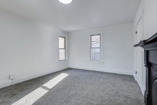 Building Photo - Beautiful 3Bed/1Bath available!