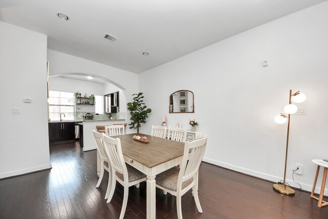 Building Photo - 2110 Shearn St