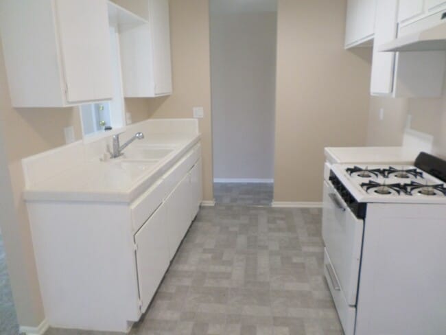 Building Photo - Quaint 4 bedroom 2 bath home in Anaheim! N...