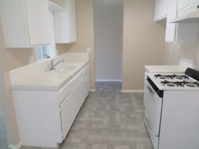 Foto del edificio - Quaint 4 bedroom 2 bath home in Anaheim! N...