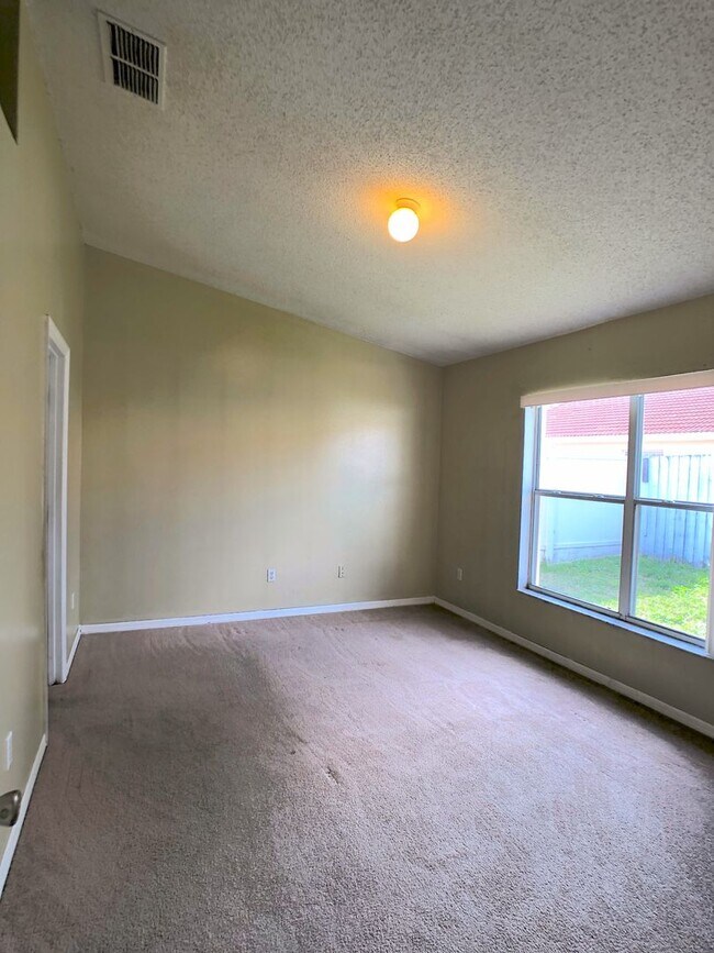 Building Photo - Move in Ready home in Kissimmee
