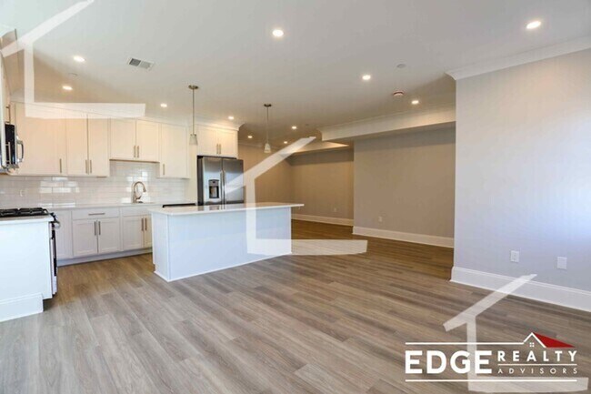 Foto del edificio - 9/1 Oversized 4BR/3BA with laundry in unit, new kitchen!