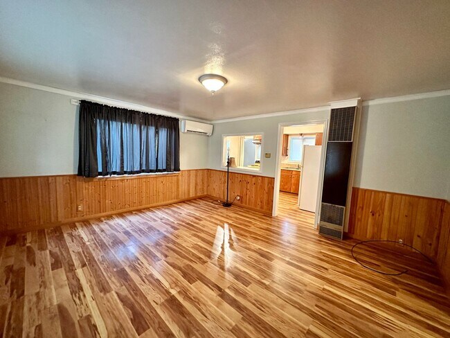 Building Photo - Charming 2 Bedroom Home